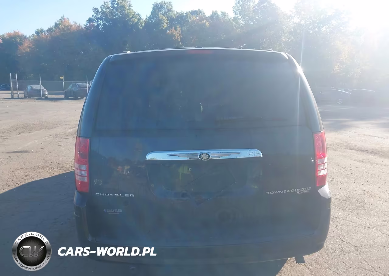 2010 Chrysler Town & Country Touring Plus VIN:2A4RR8D1XAR381016 - 17