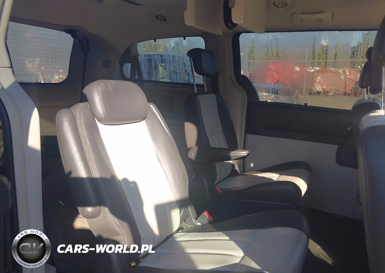 2010 Chrysler Town & Country Touring Plus VIN:2A4RR8D1XAR381016 - 8