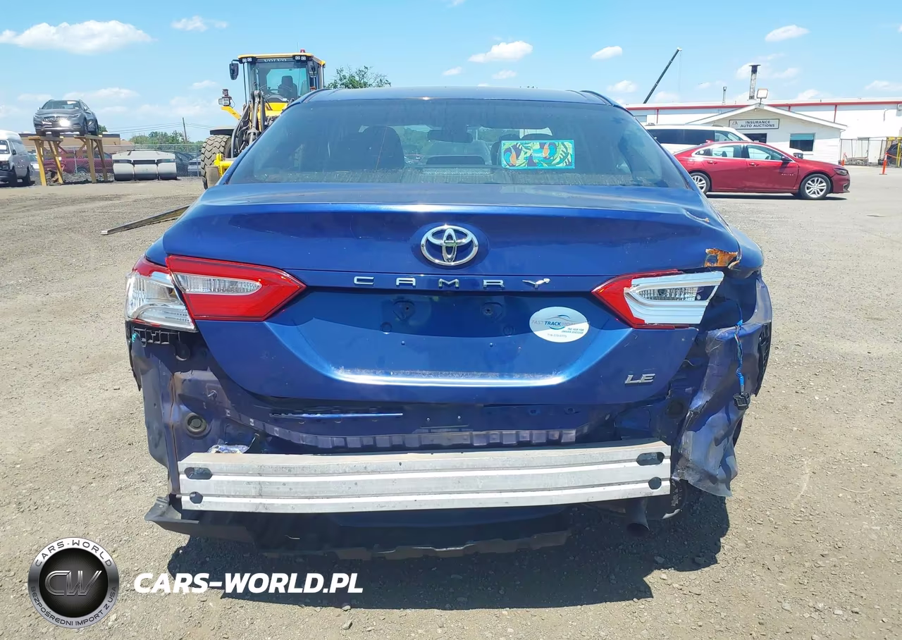 2018 Toyota Camry Le VIN:4T1B11HK9JU576841 - 17
