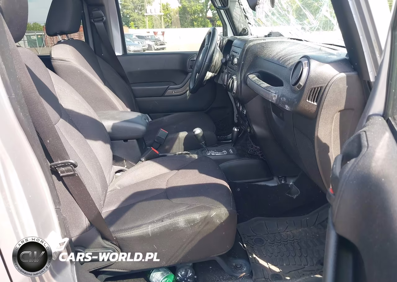 2014 Jeep Wrangler Unlimited Sport VIN:1C4BJWDG9EL120577 - 5