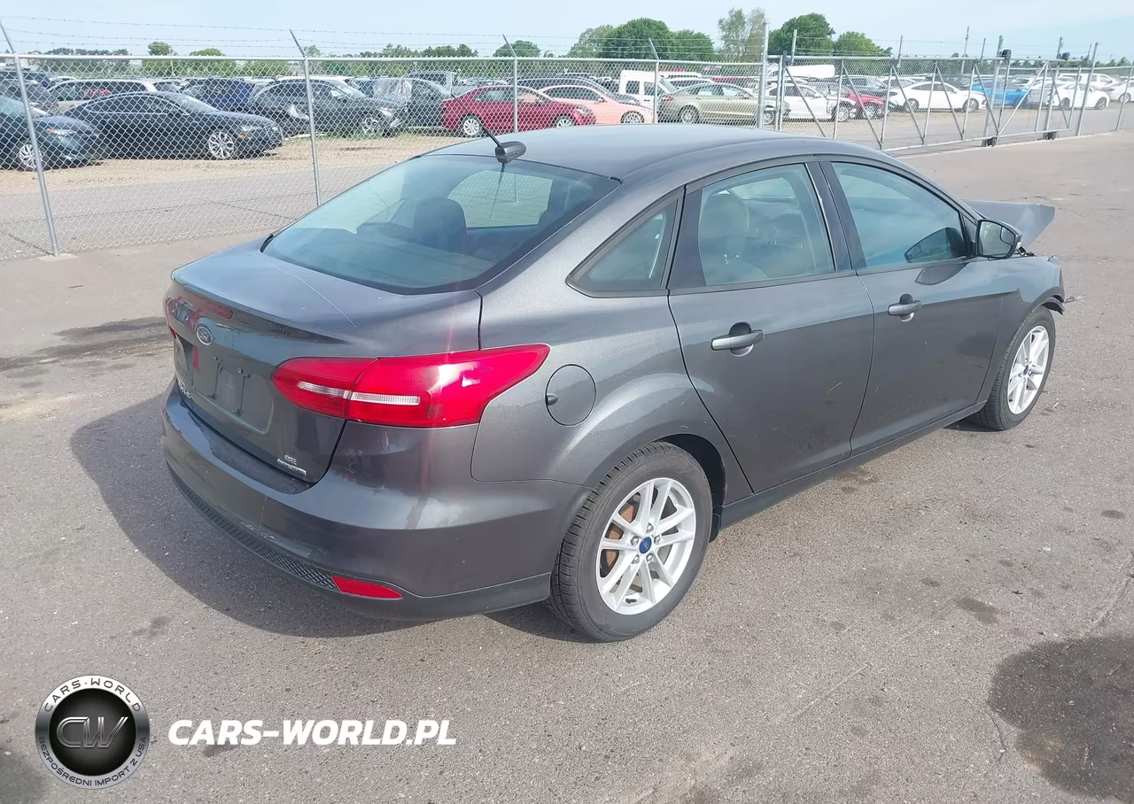 2015 Ford Focus Se VIN:1FADP3F24FL209620 - 4