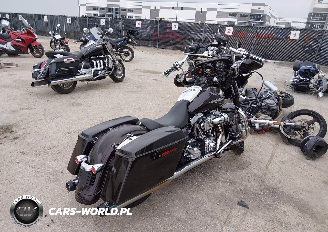 2011 Harley-Davidson Flhx VIN:1HD1KBM16BB669179 - 4
