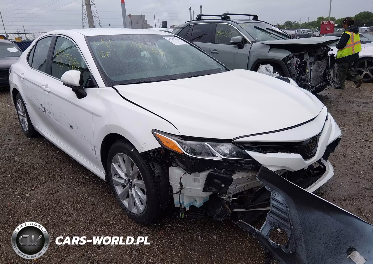 2018 Toyota Camry Le VIN:4T1B11HK4JU064128 - 17