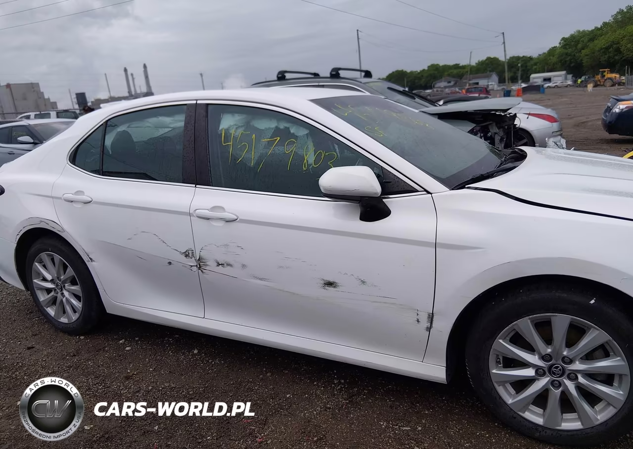 2018 Toyota Camry Le VIN:4T1B11HK4JU064128 - 18