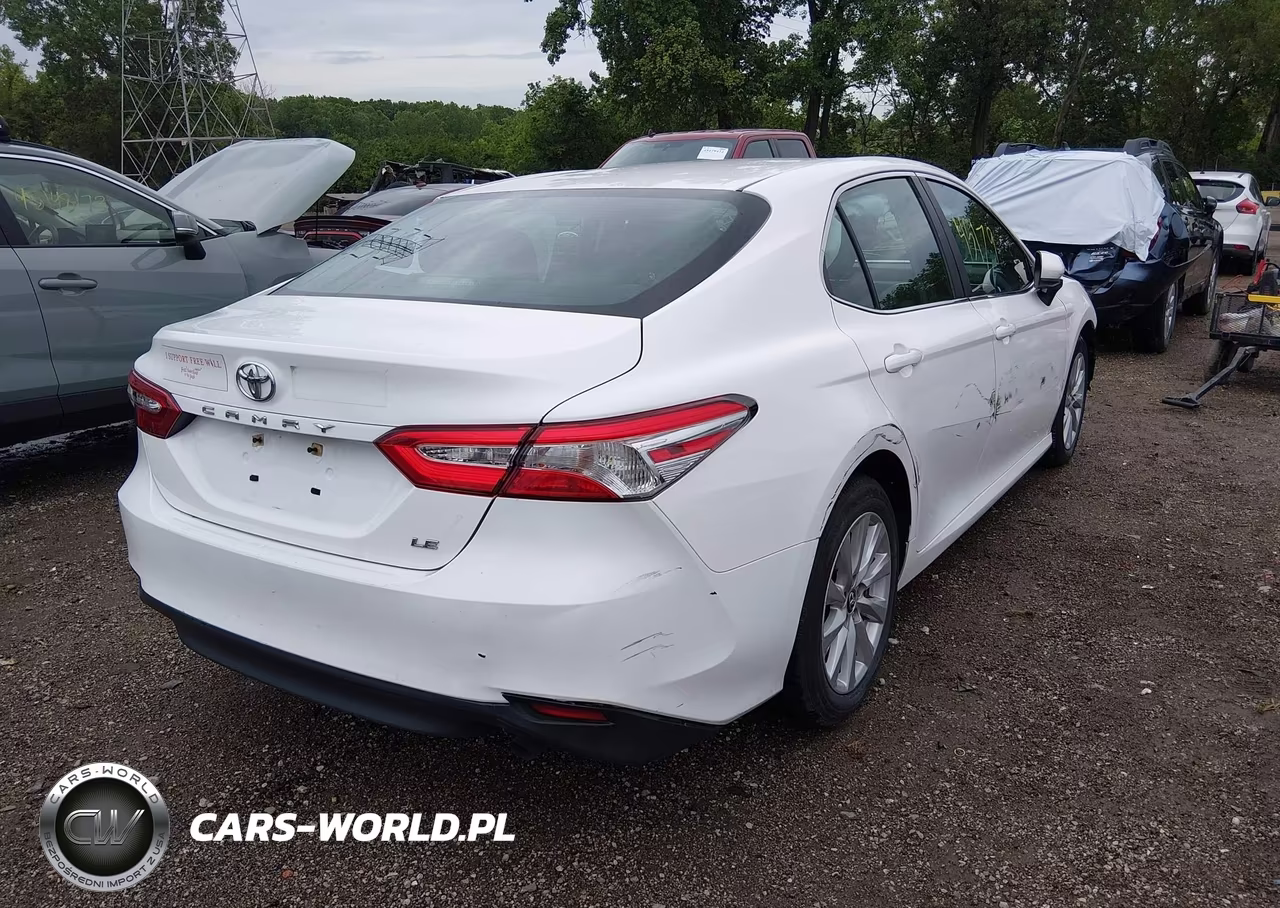 2018 Toyota Camry Le VIN:4T1B11HK4JU064128 - 4