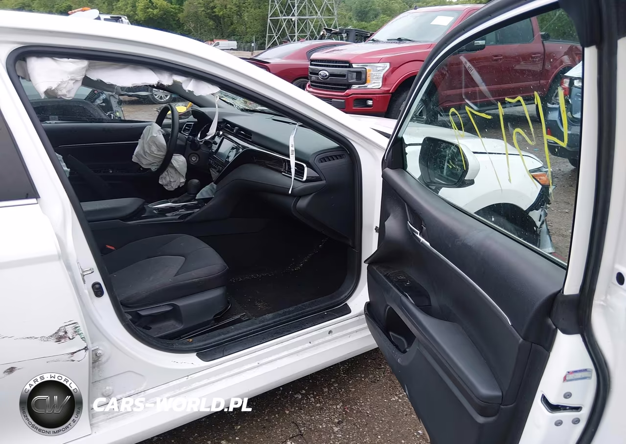 2018 Toyota Camry Le VIN:4T1B11HK4JU064128 - 5