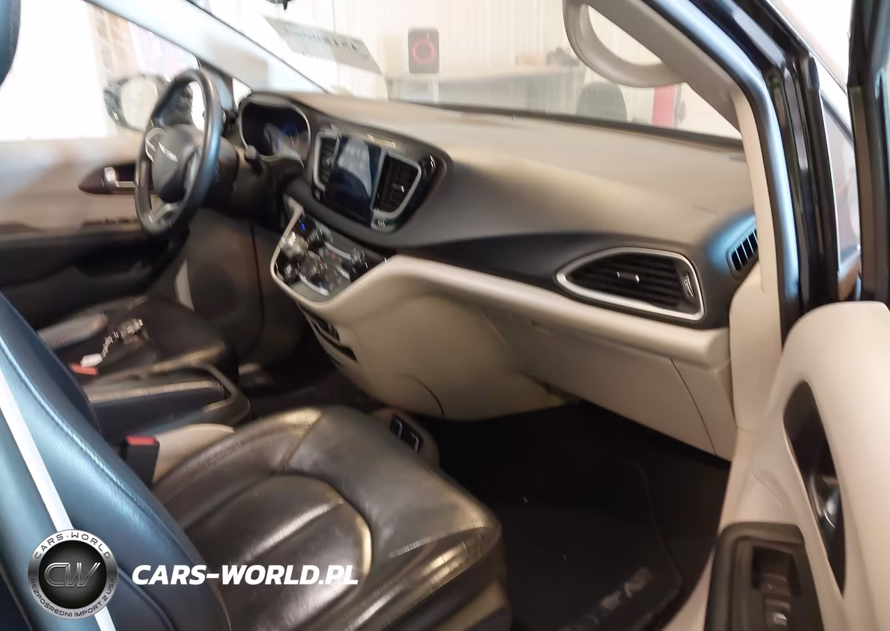 2017 Chrysler Pacifica Touring-L VIN:2C4RC1BG9HR675748 - 5