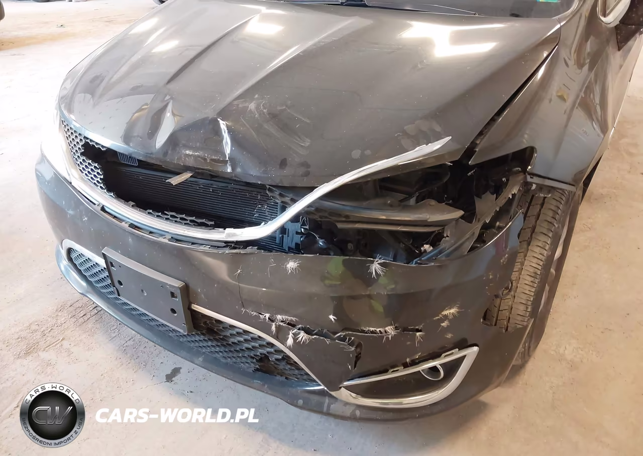 2017 Chrysler Pacifica Touring-L VIN:2C4RC1BG9HR675748 - 6