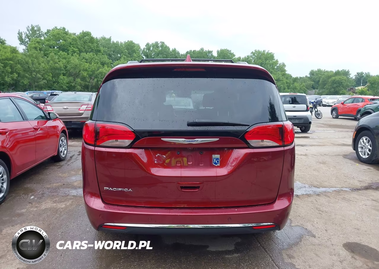 2020 Chrysler Pacifica Touring VIN:2C4RC1FG3LR190413 - 16