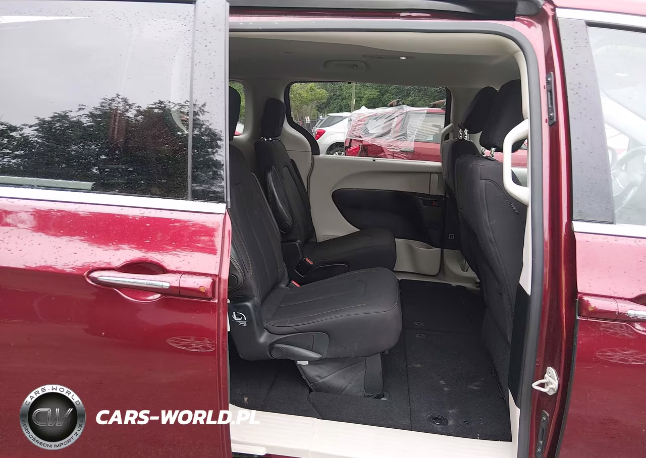 2020 Chrysler Pacifica Touring VIN:2C4RC1FG3LR190413 - 8