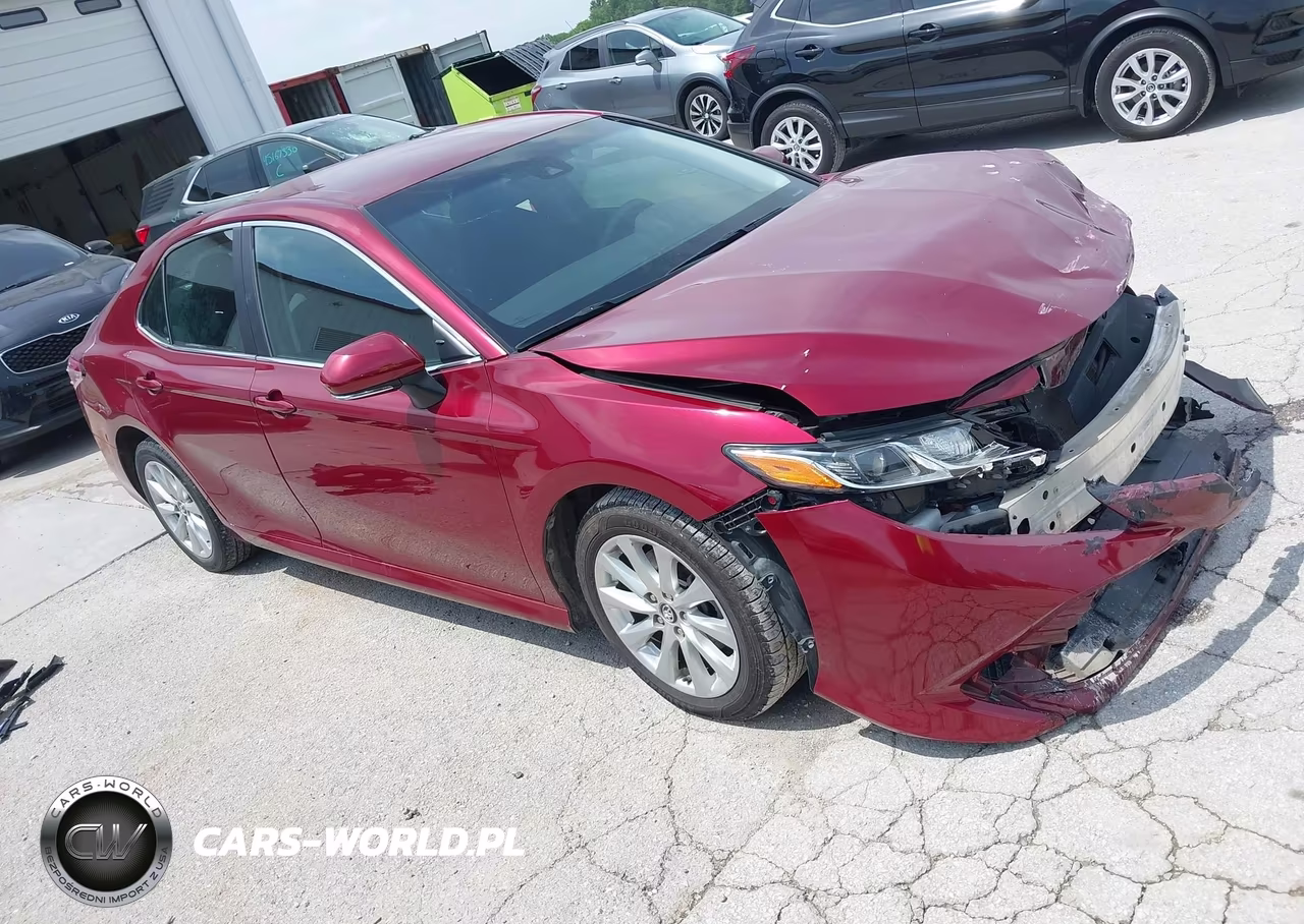2018 Toyota Camry Le – zdjęcie 1 z 17