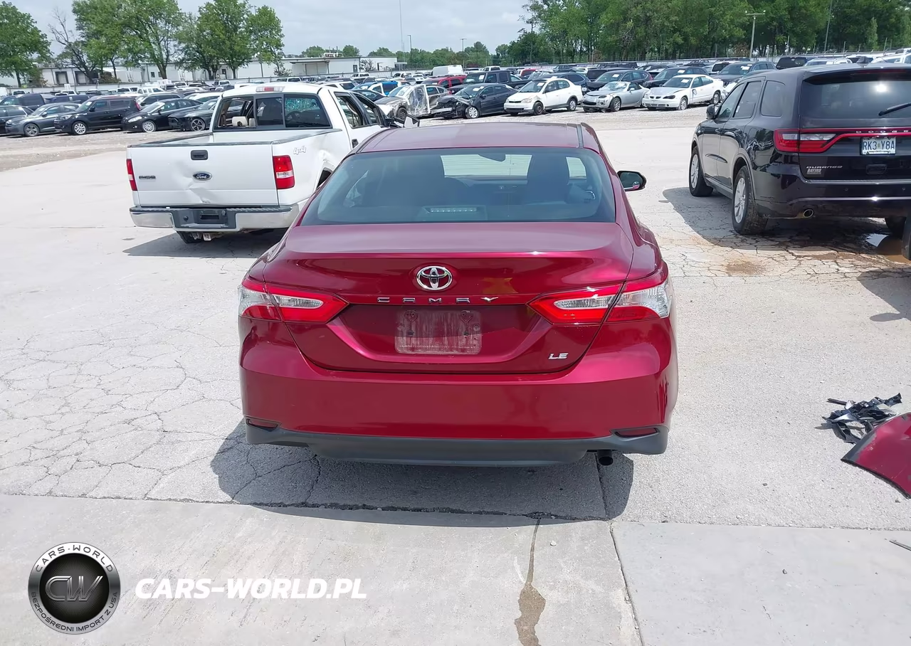 2018 Toyota Camry Le VIN:4T1B11HK3JU503674 - 17
