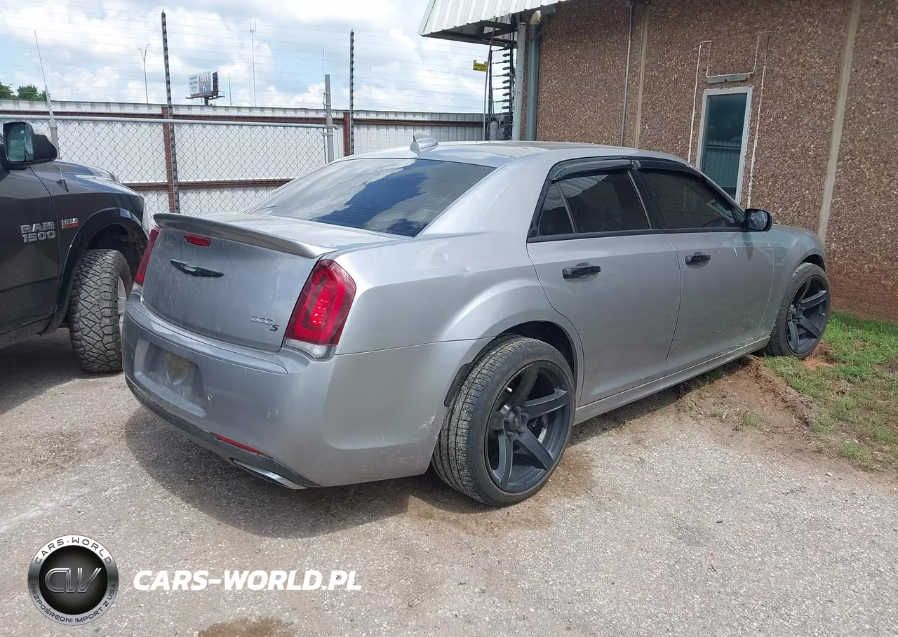 2018 Chrysler 300 300S VIN:2C3CCABGXJH266616 - 4