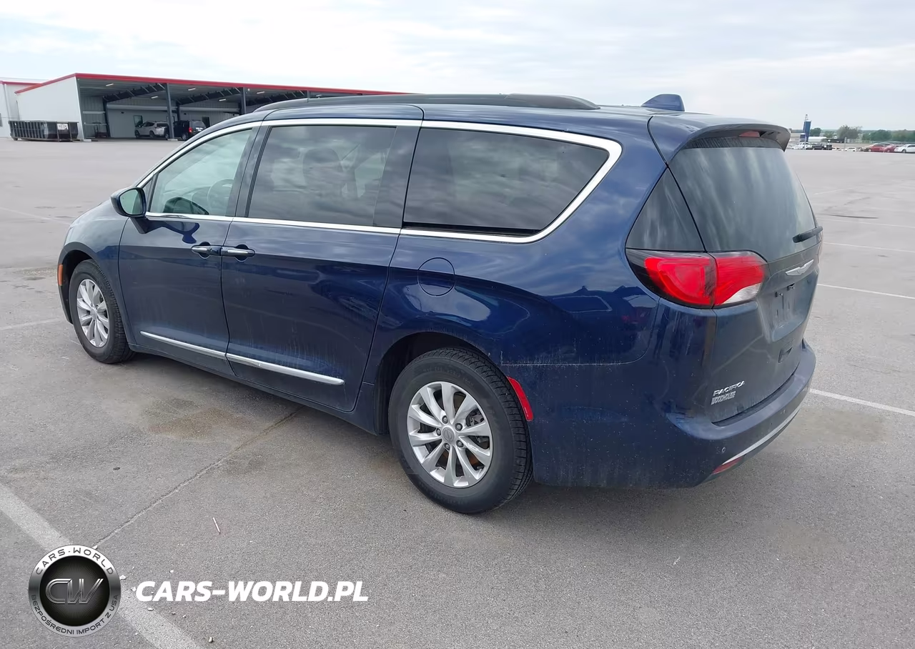 2017 Chrysler Pacifica Touring-L VIN:2C4RC1BG3HR512528 - 3