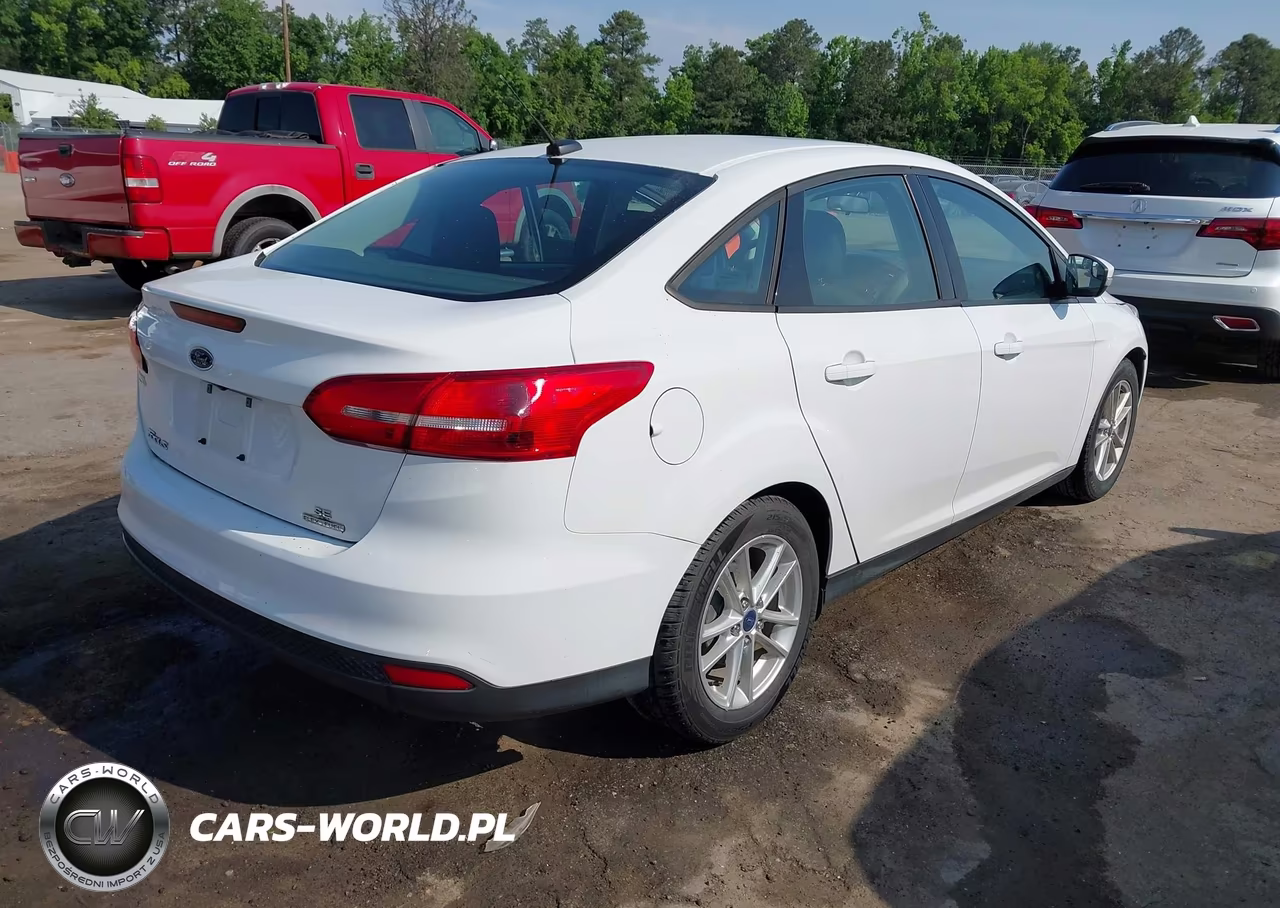 2016 Ford Focus Se VIN:1FADP3F21GL250384 - 4