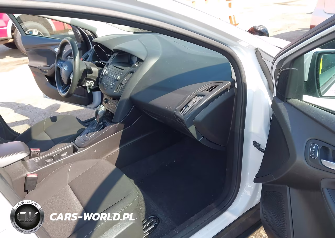 2016 Ford Focus Se VIN:1FADP3F21GL250384 - 5