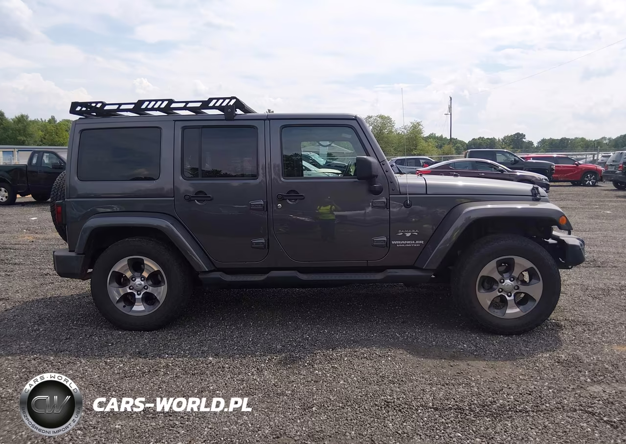 2017 Jeep Wrangler Unlimited Sahara 4X4 VIN:1C4HJWEG7HL752152 - 13