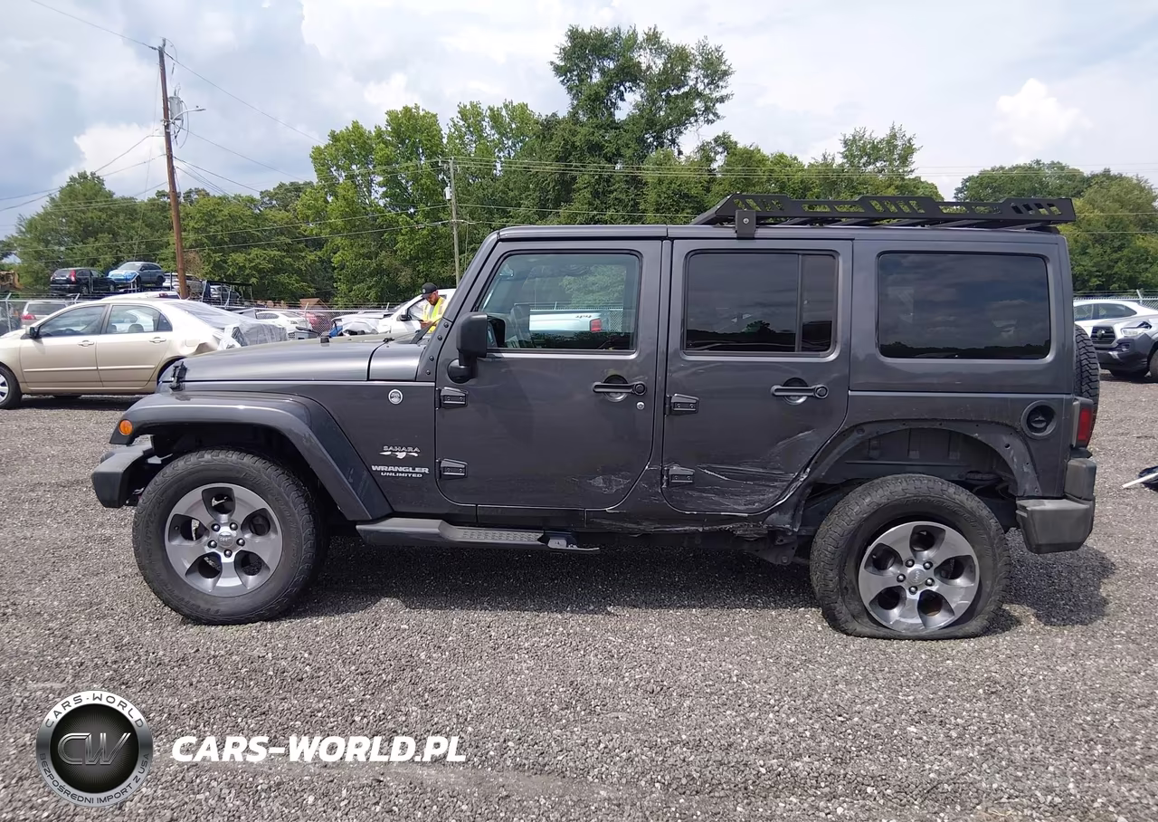 2017 Jeep Wrangler Unlimited Sahara 4X4 VIN:1C4HJWEG7HL752152 - 14