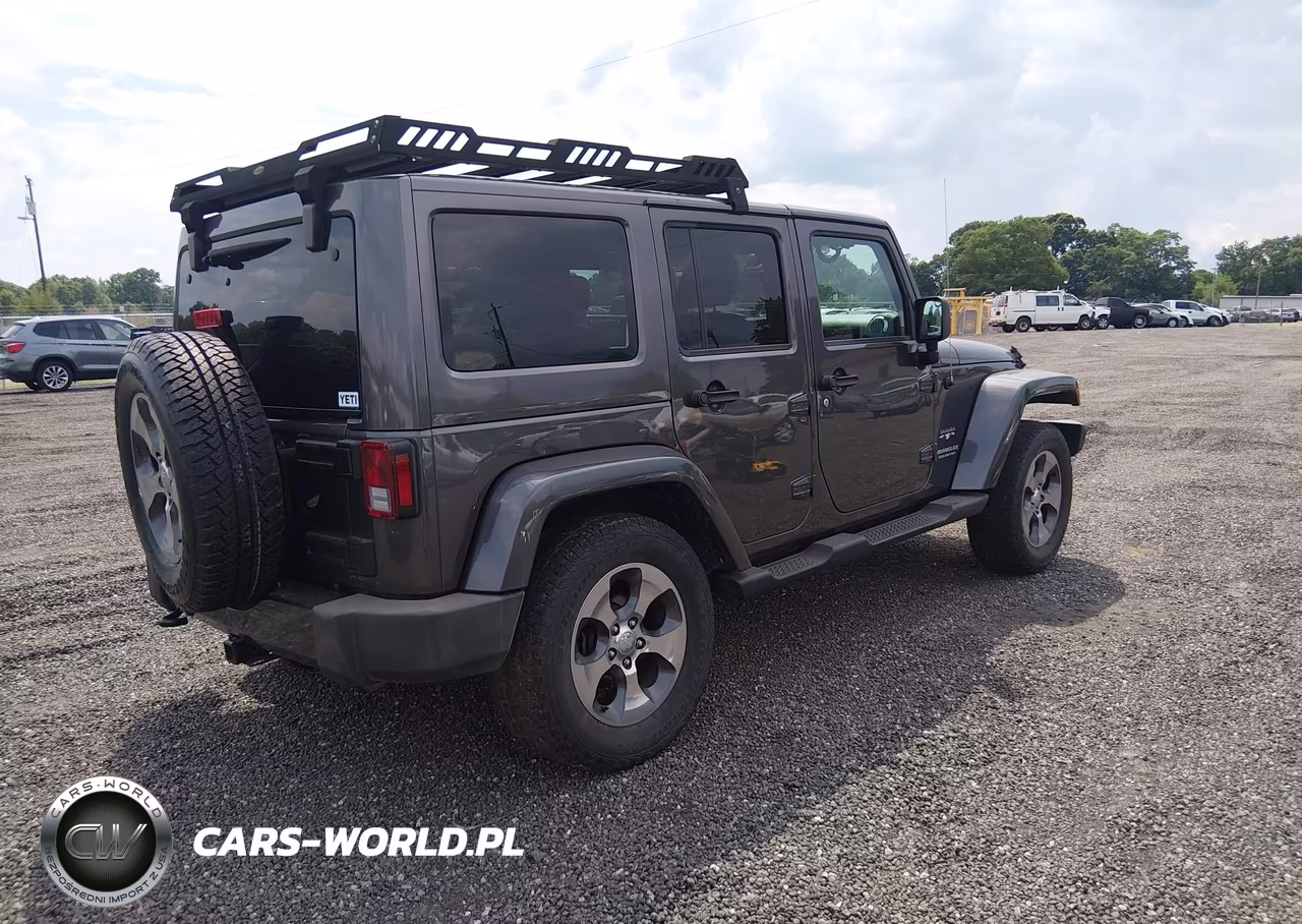 2017 Jeep Wrangler Unlimited Sahara 4X4 VIN:1C4HJWEG7HL752152 - 4
