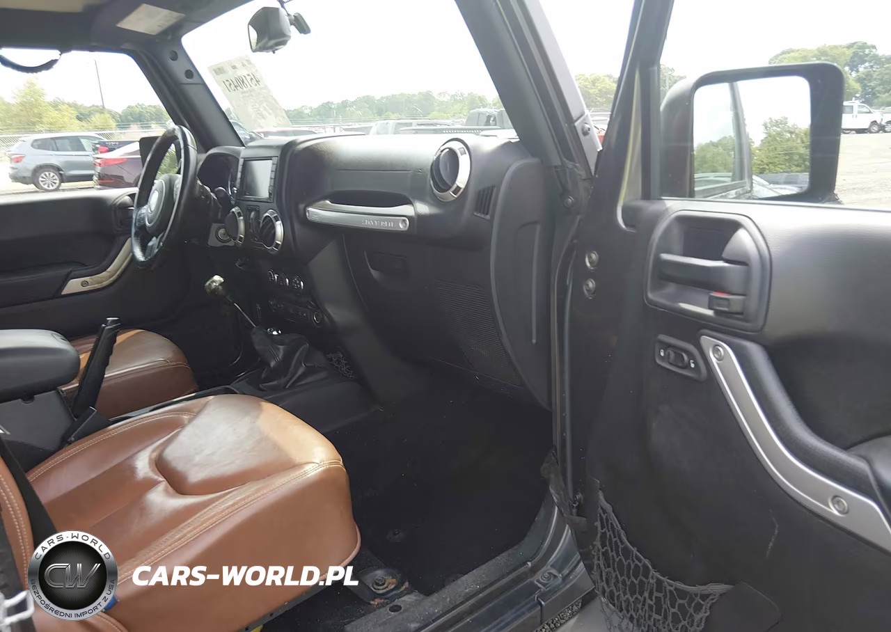2017 Jeep Wrangler Unlimited Sahara 4X4 VIN:1C4HJWEG7HL752152 - 5