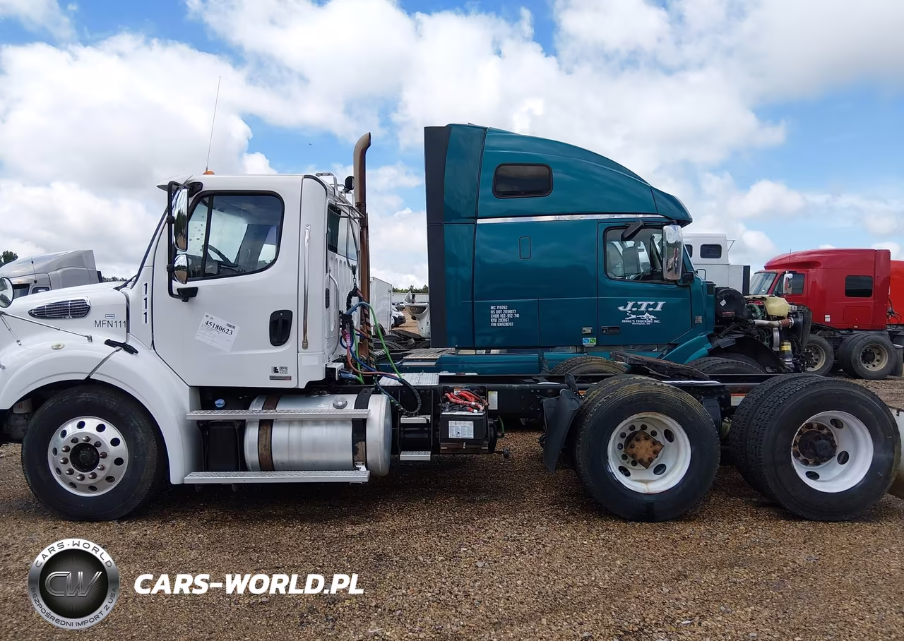 2011 Freightliner M2 112 Medium Duty VIN:1FUJC5DV0BDAY3810 - 18