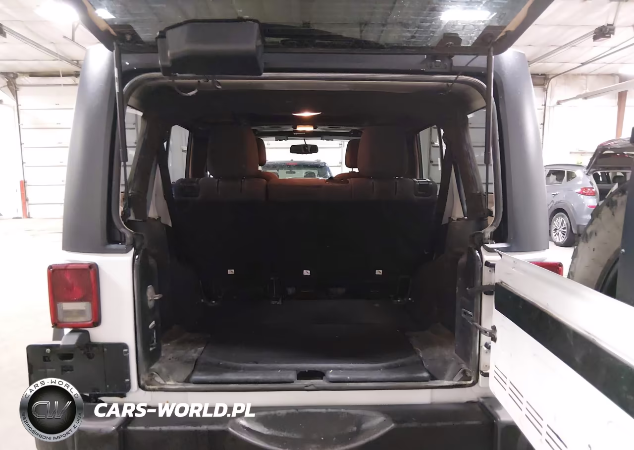 2014 Jeep Wrangler Unlimited Sport VIN:1C4BJWDG2EL170995 - 17