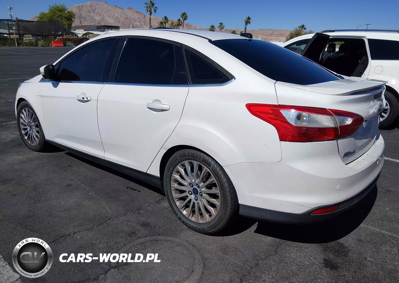 2012 Ford Focus Titanium VIN:1FAHP3J26CL403344 - 3