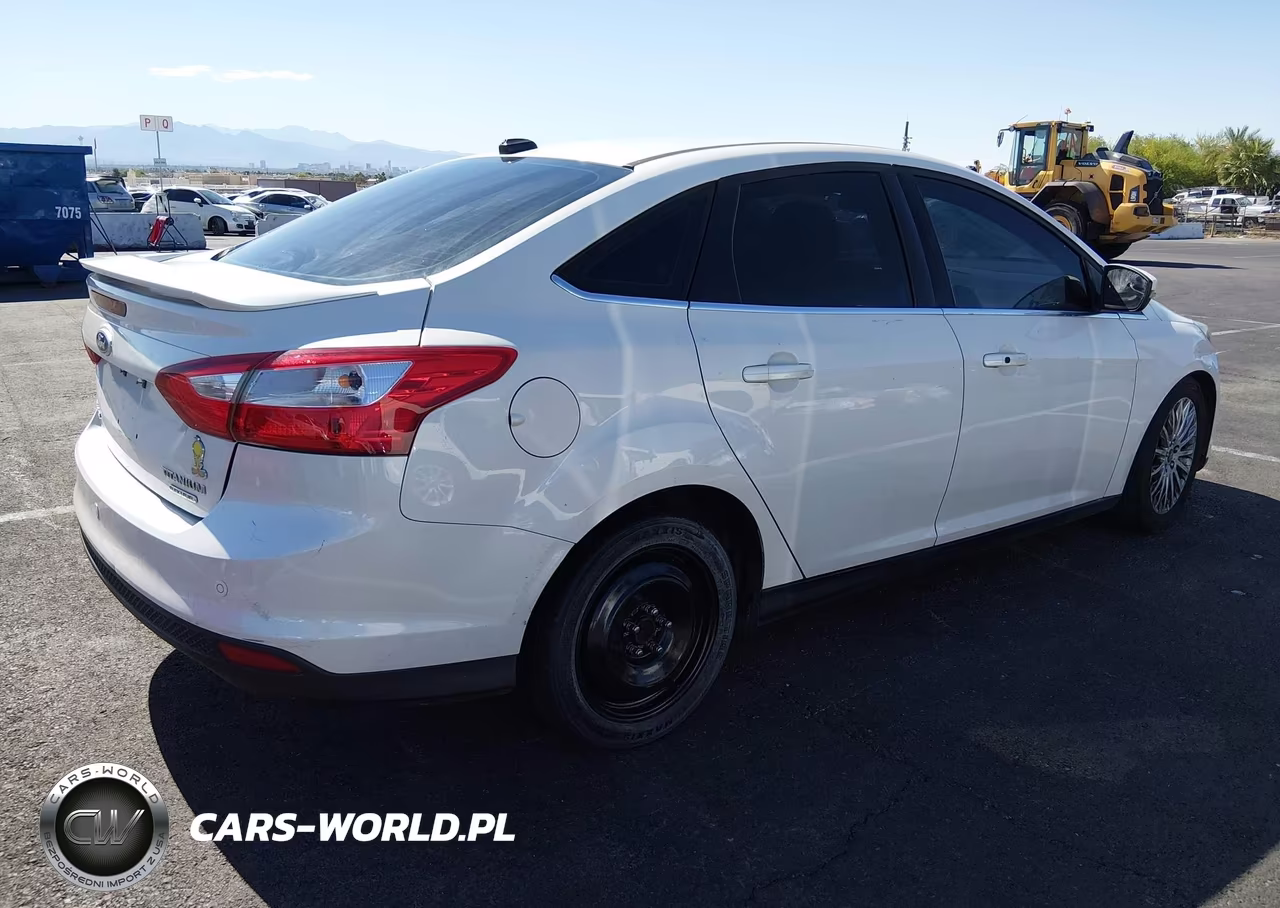 2012 Ford Focus Titanium VIN:1FAHP3J26CL403344 - 4