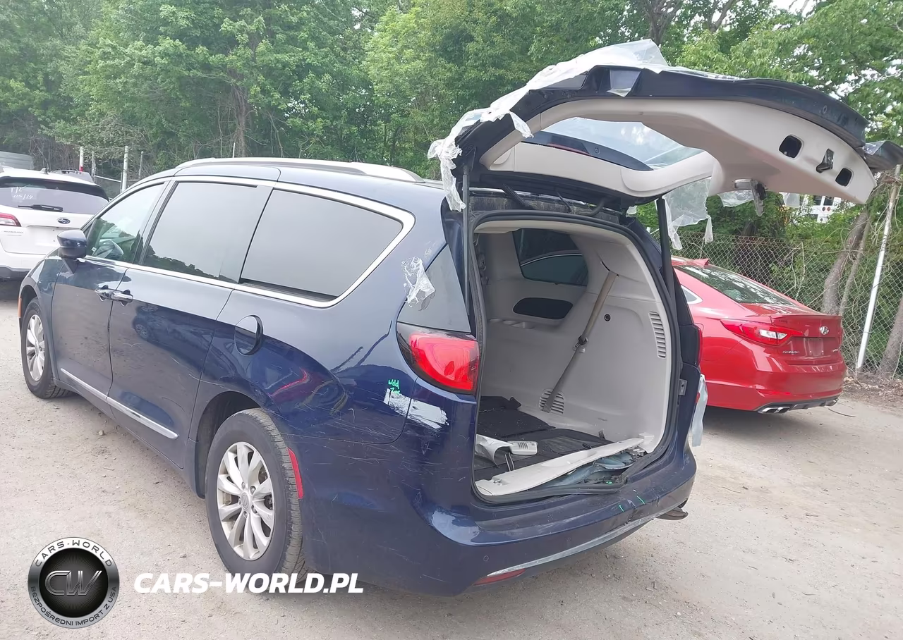 2019 Chrysler Pacifica Touring L VIN:2C4RC1BG0KR526040 - 3