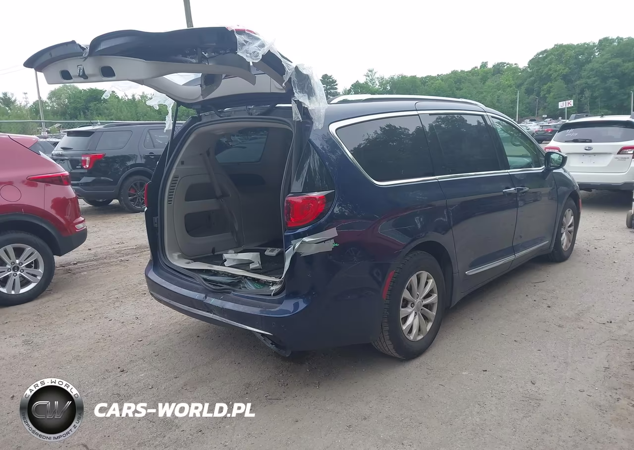 2019 Chrysler Pacifica Touring L VIN:2C4RC1BG0KR526040 - 4