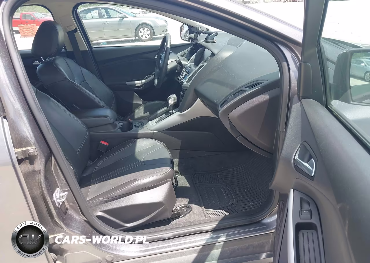 2014 Ford Focus Se VIN:1FADP3F24EL304323 - 5