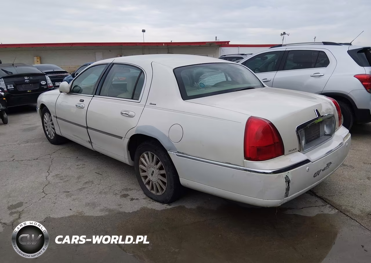 2004 Lincoln Town Car Ultimate VIN:1LNHM83W14Y641411 - 3
