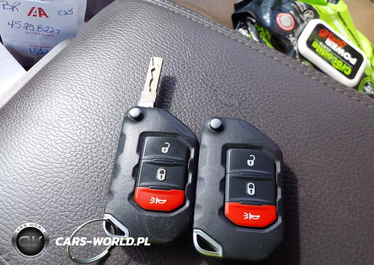 2019 Jeep Wrangler Unlimited Sahara 4X4 VIN:1C4HJXEN5KW516335 - 11