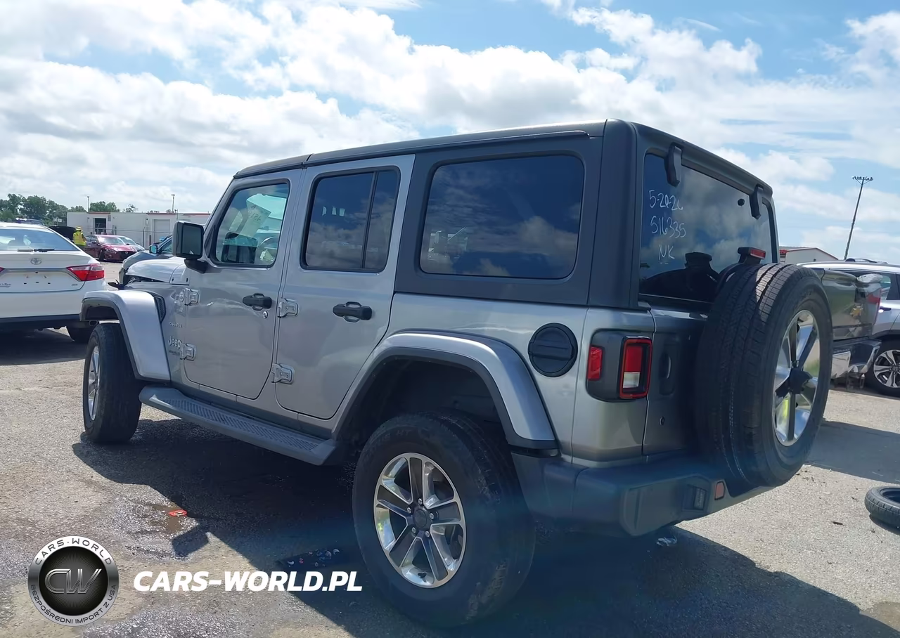 2019 Jeep Wrangler Unlimited Sahara 4X4 VIN:1C4HJXEN5KW516335 - 3
