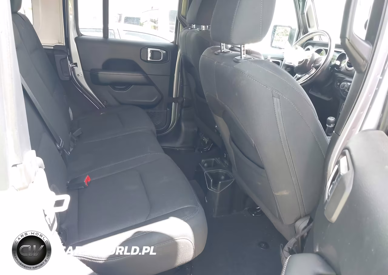 2019 Jeep Wrangler Unlimited Sahara 4X4 VIN:1C4HJXEN5KW516335 - 8