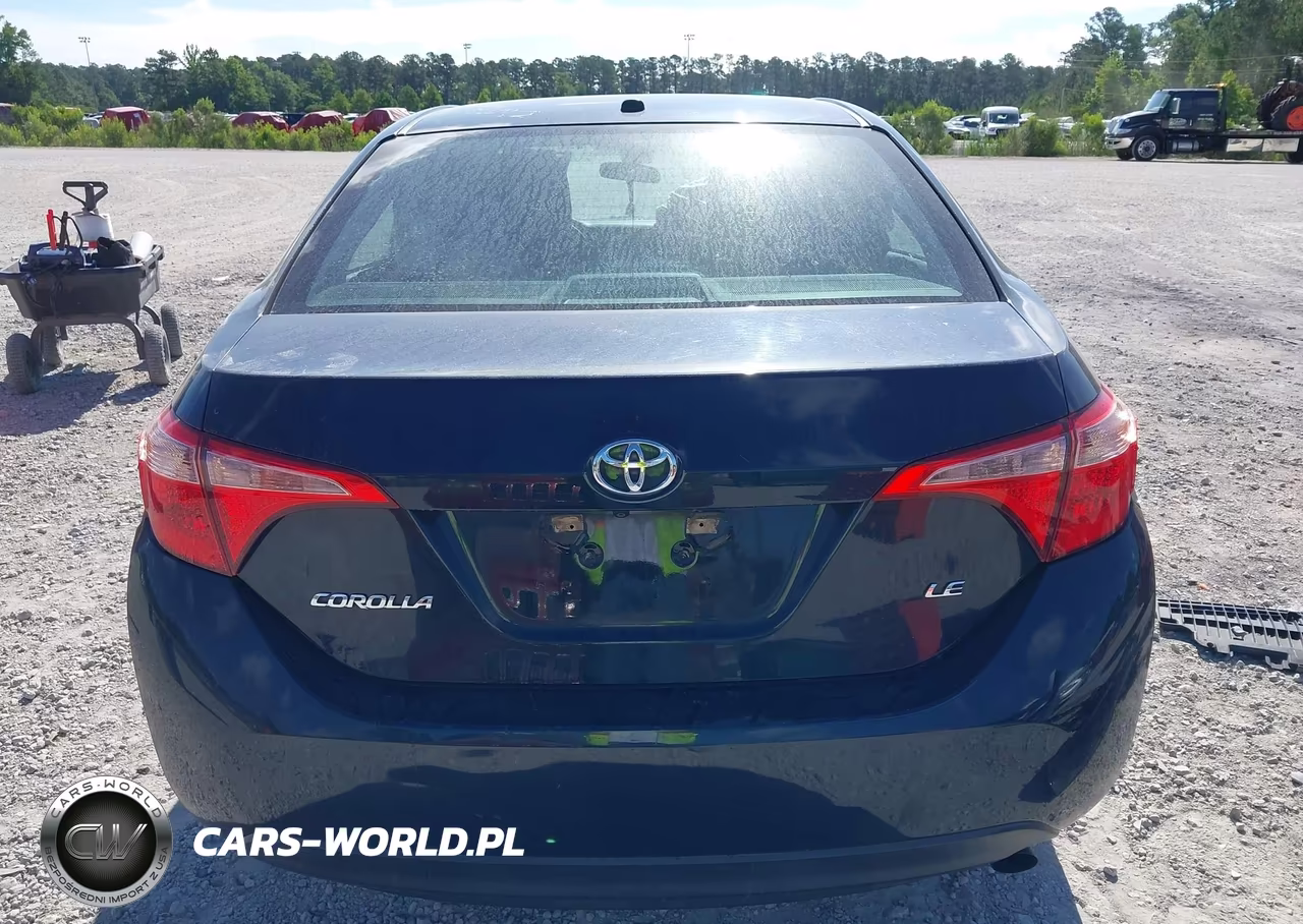 2018 Toyota Corolla Le VIN:5YFBURHE6JP831625 - 16