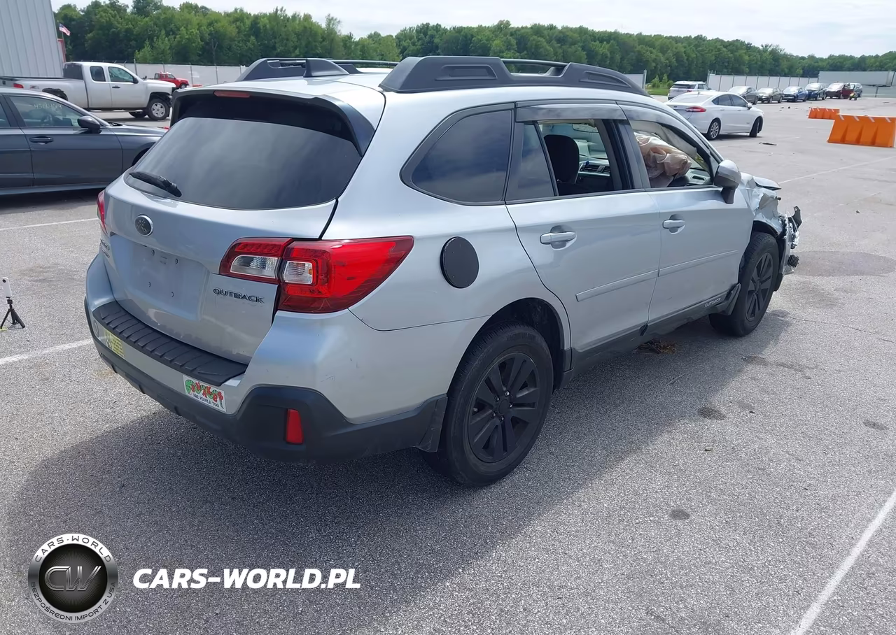 2018 Subaru Outback 2.5I Premium VIN:4S4BSAHC6J3305764 - 4