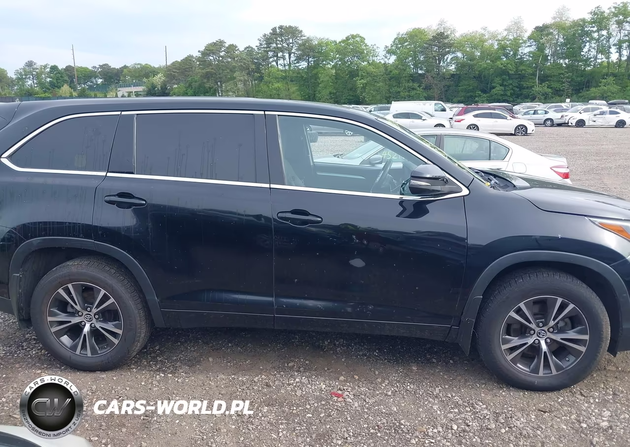 2018 Toyota Highlander Le VIN:5TDBZRFH7JS822390 - 13
