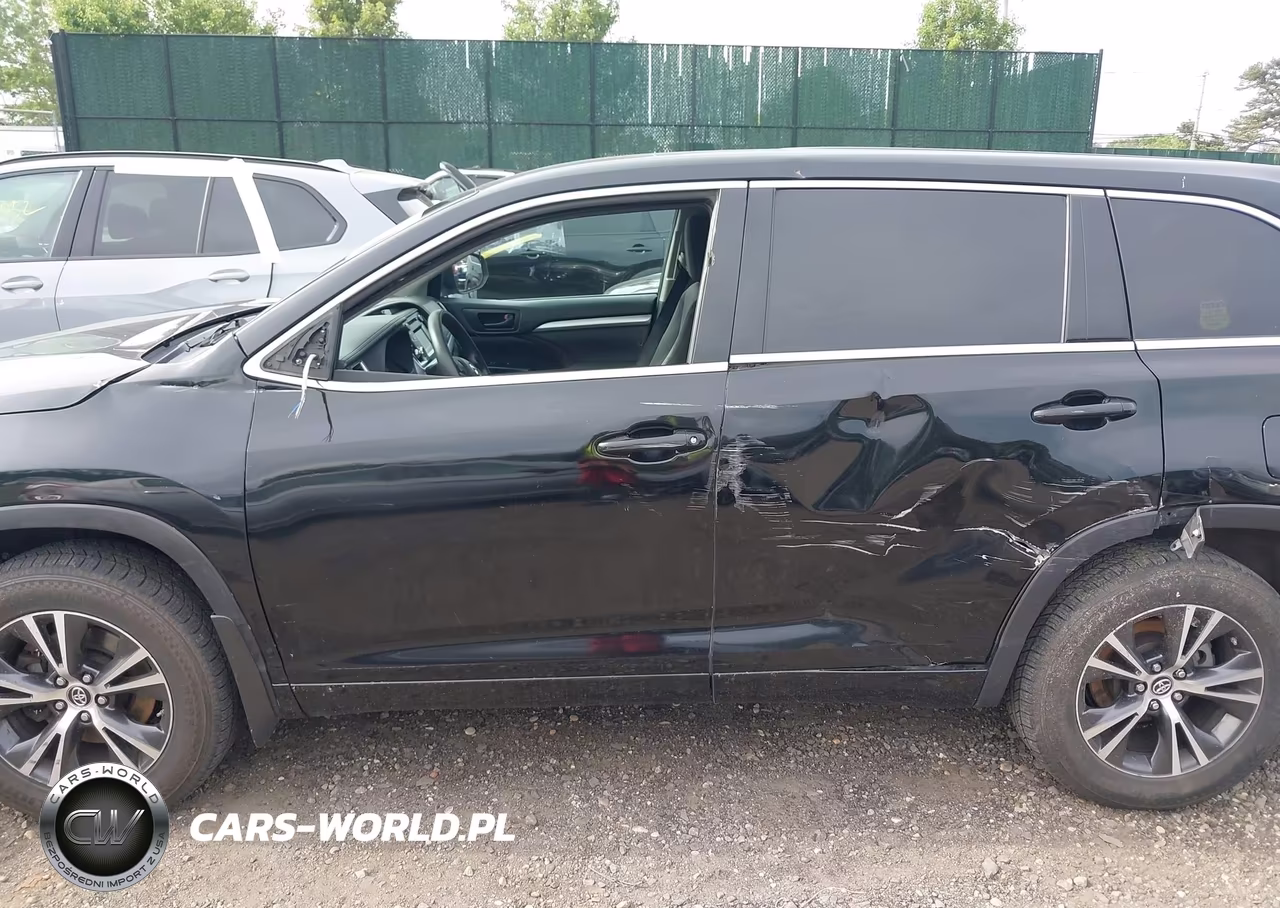 2018 Toyota Highlander Le VIN:5TDBZRFH7JS822390 - 14