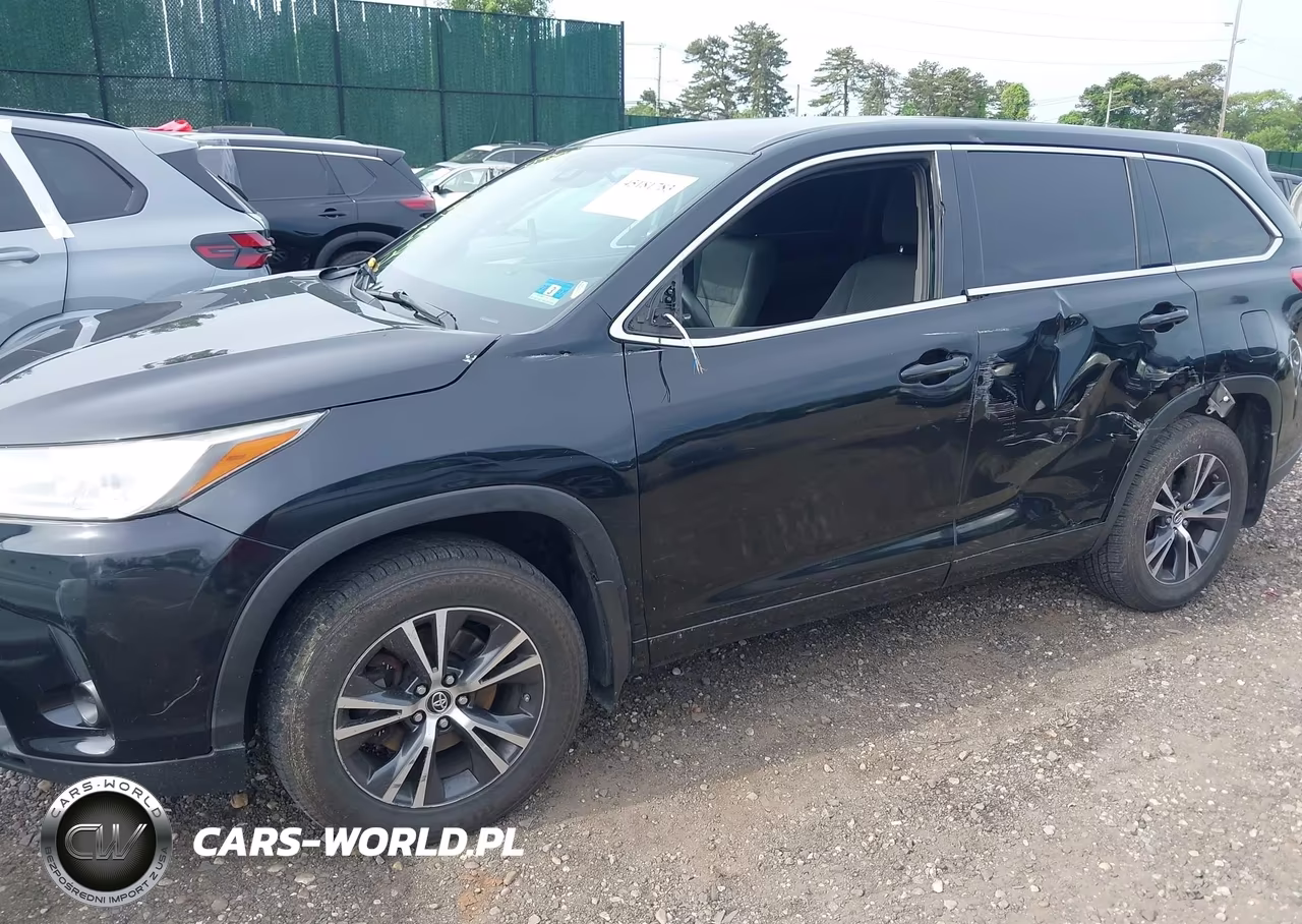 2018 Toyota Highlander Le VIN:5TDBZRFH7JS822390 - 6