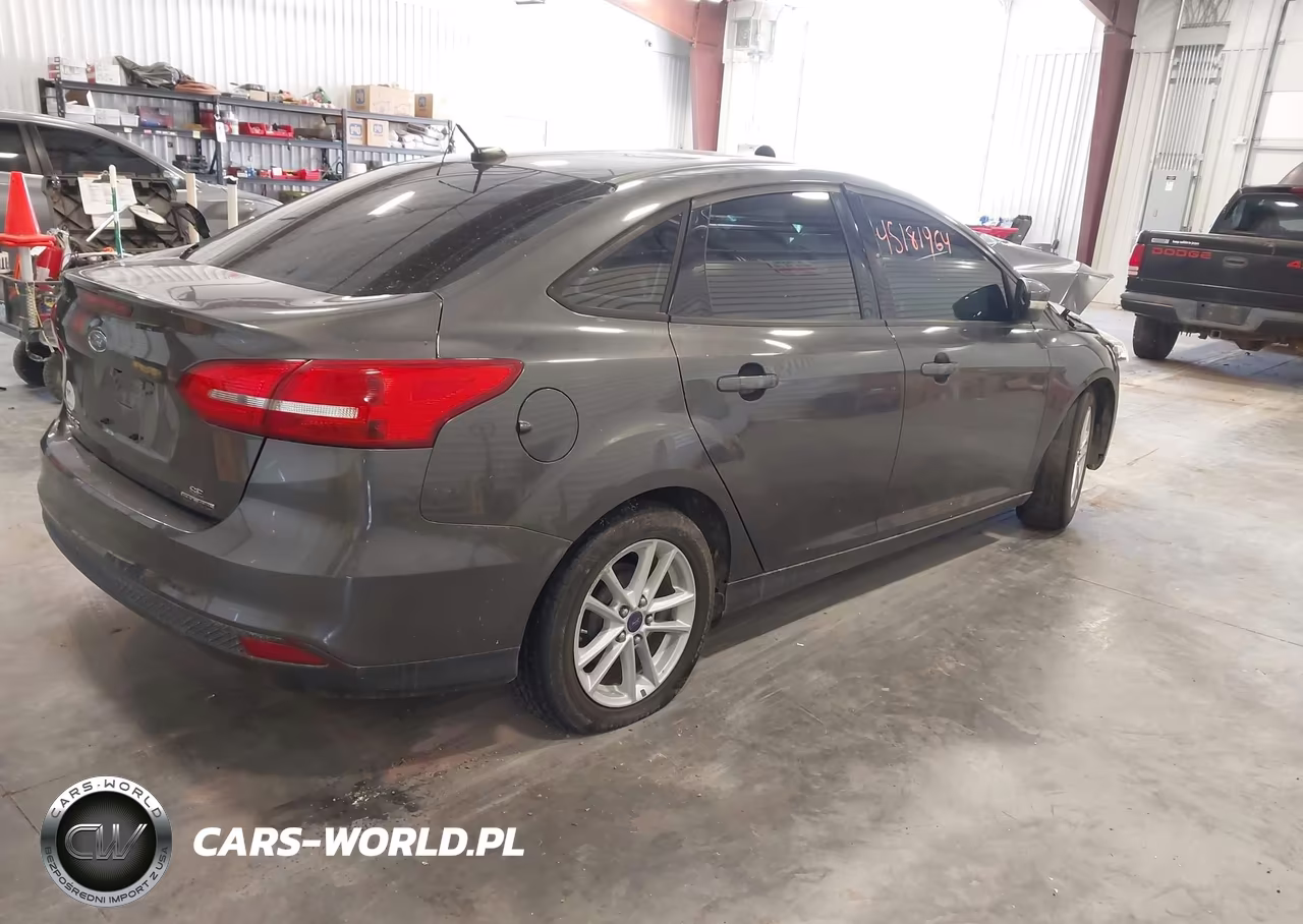 2015 Ford Focus Se VIN:1FADP3F22FL342456 - 4