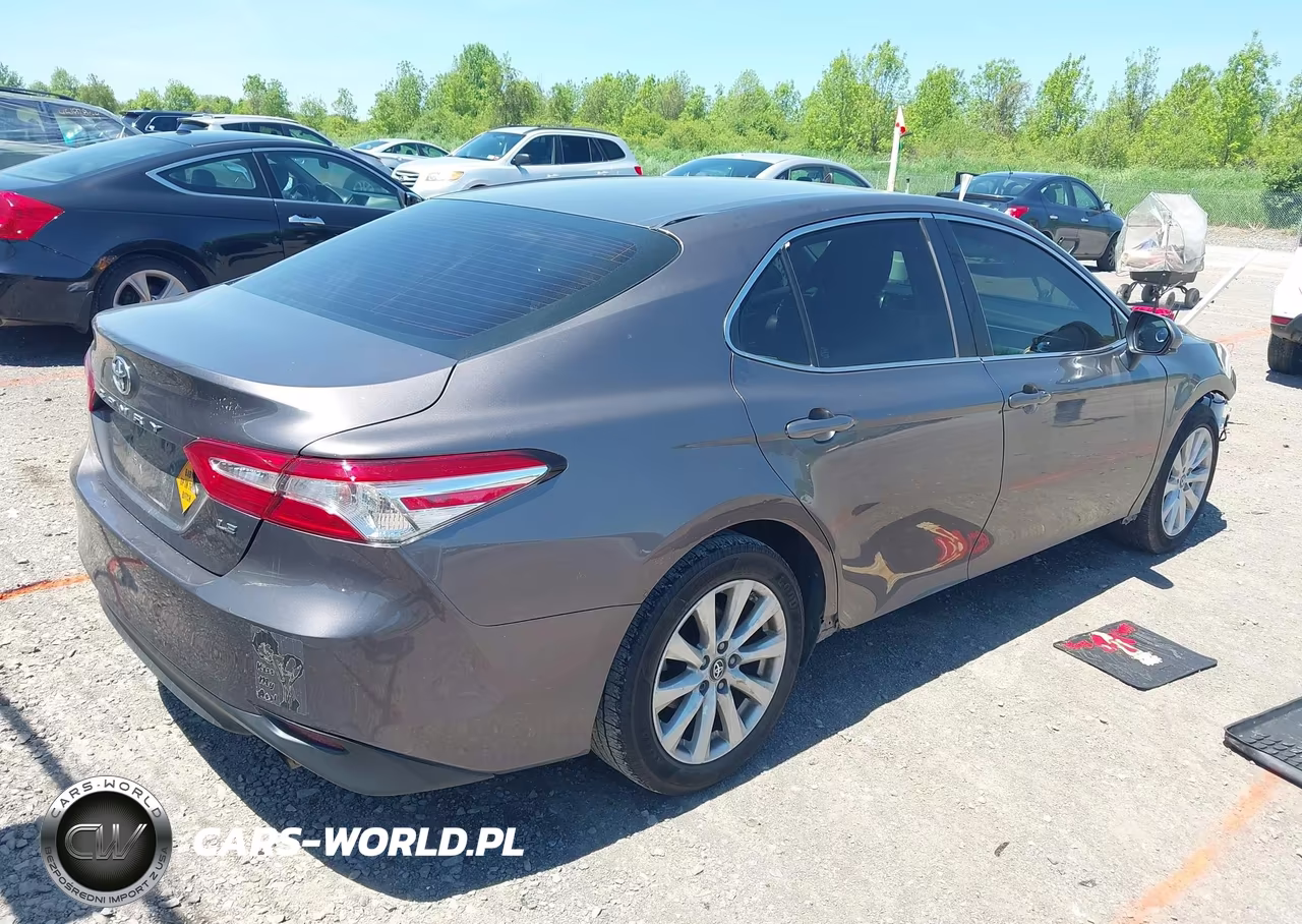 2018 Toyota Camry Le VIN:4T1B11HK0JU068595 - 4