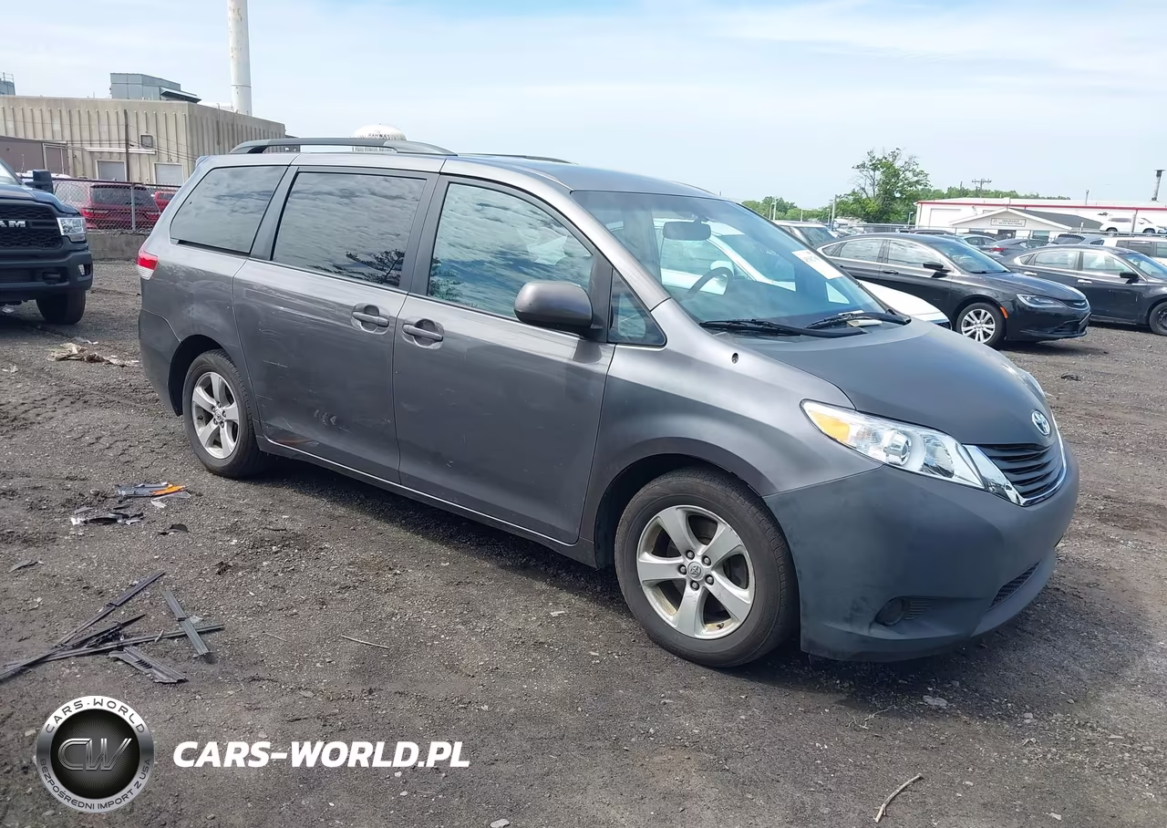 2013 Toyota Sienna Le V6 8 Passenger