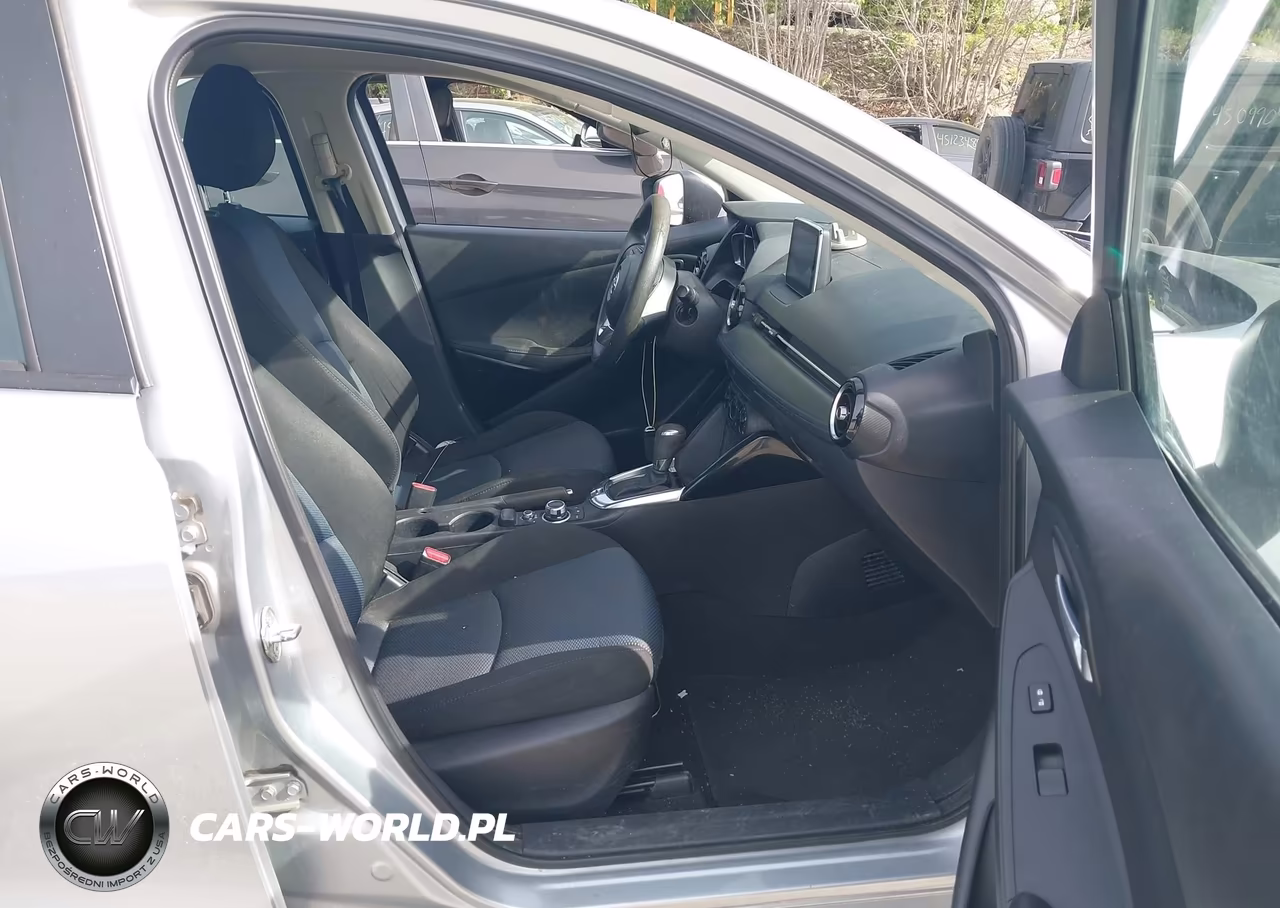 2018 Toyota Yaris Ia VIN:3MYDLBYV5JY318080 - 5