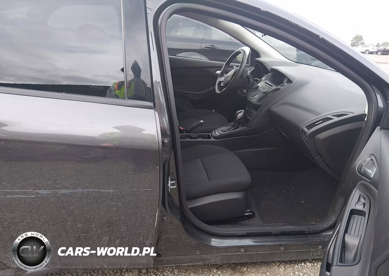 2016 Ford Focus Se VIN:1FADP3K22GL318634 - 5