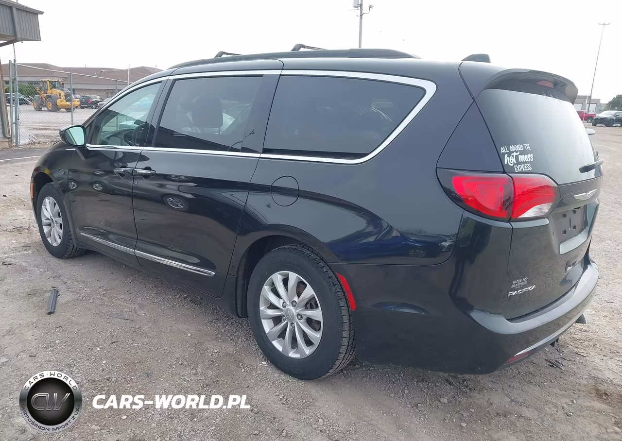 2017 Chrysler Pacifica Touring-L VIN:2C4RC1BG3HR635911 - 3