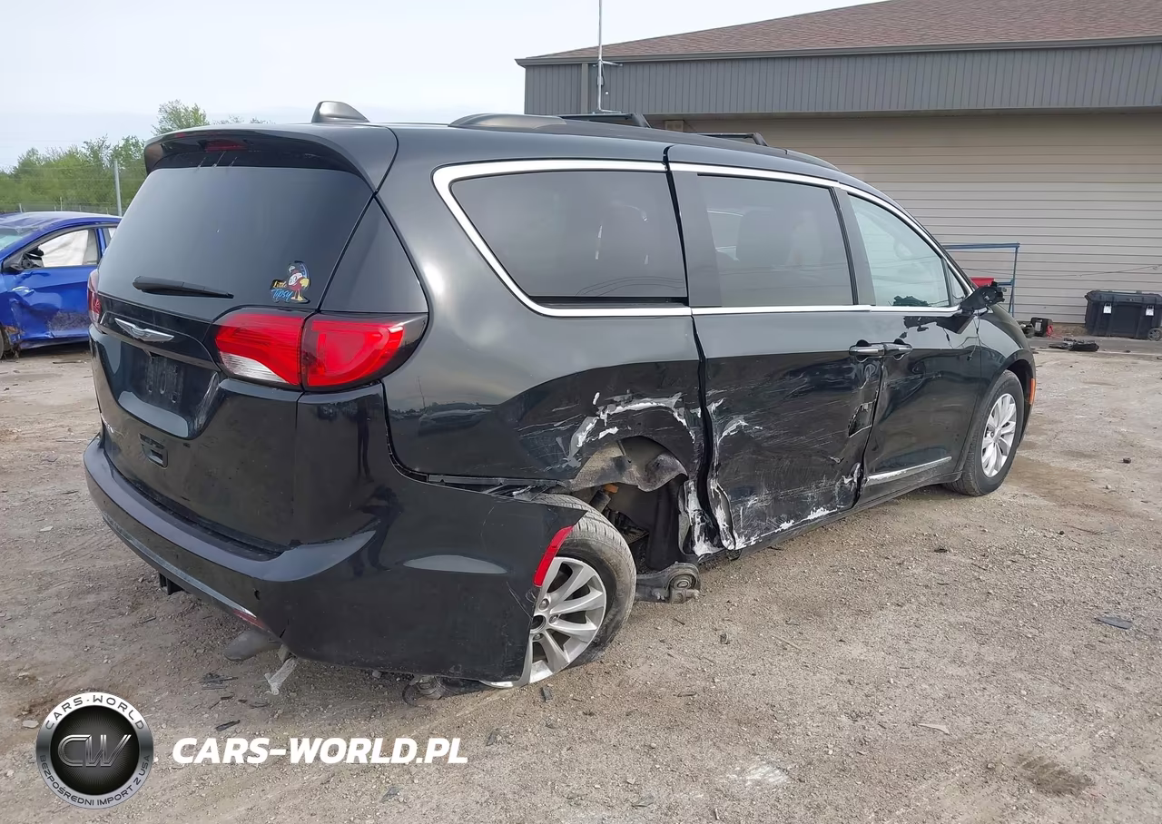 2017 Chrysler Pacifica Touring-L VIN:2C4RC1BG3HR635911 - 4