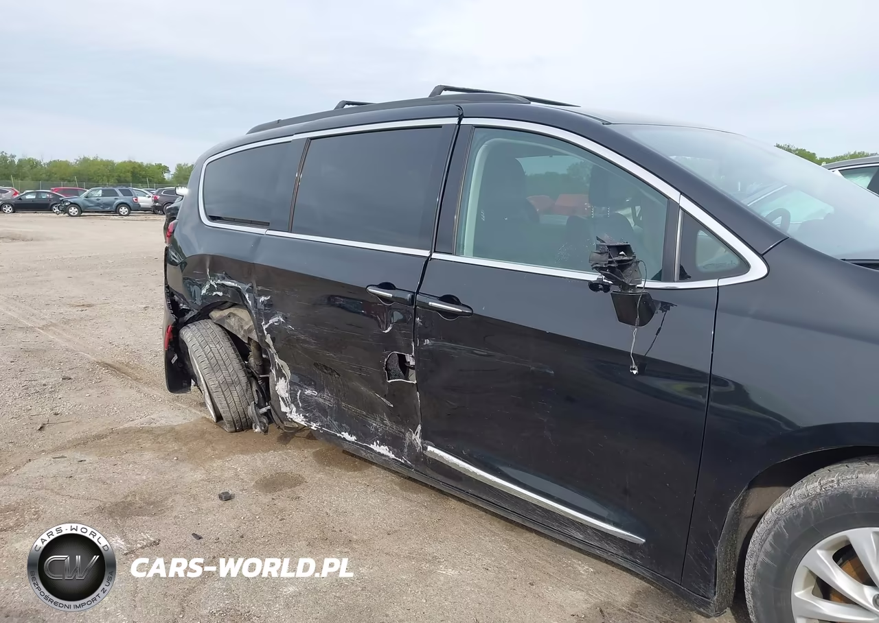 2017 Chrysler Pacifica Touring-L VIN:2C4RC1BG3HR635911 - 6