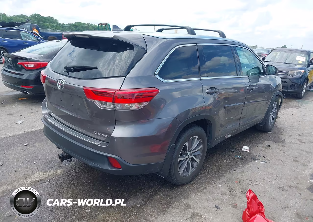 2018 Toyota Highlander Xle VIN:5TDJZRFH2JS866020 - 4