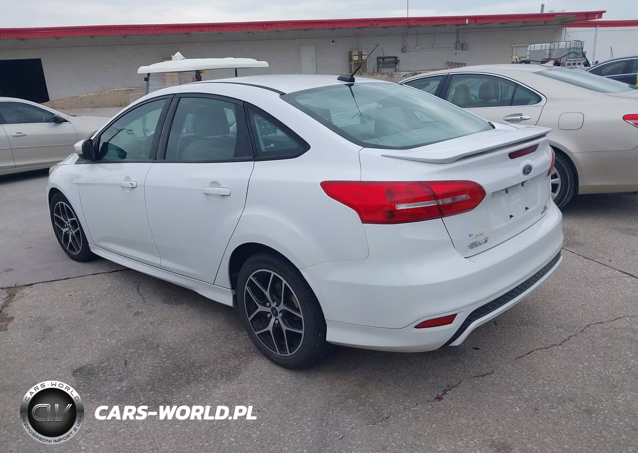 2015 Ford Focus Se VIN:1FADP3F2XFL293362 - 3